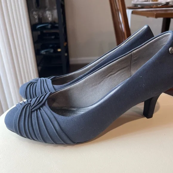 Life Stride Size 9 1/2 Navy  Heels with knot detail! Pretty! - Picture 6 of 6